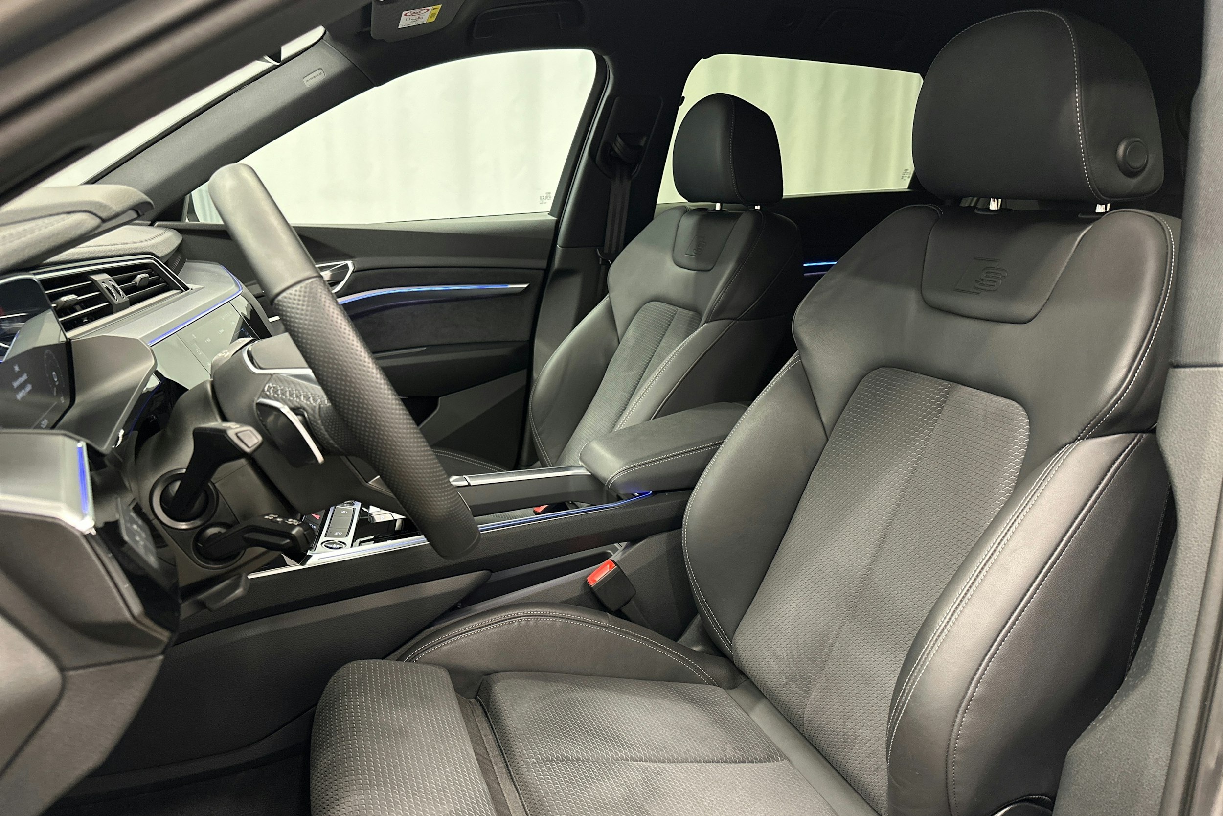 harmaa Audi e-tron 2023 kuva 15.