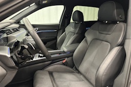harmaa Audi e-tron 2023 kuva 15.