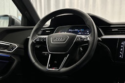 harmaa Audi e-tron 2023 kuva 16.