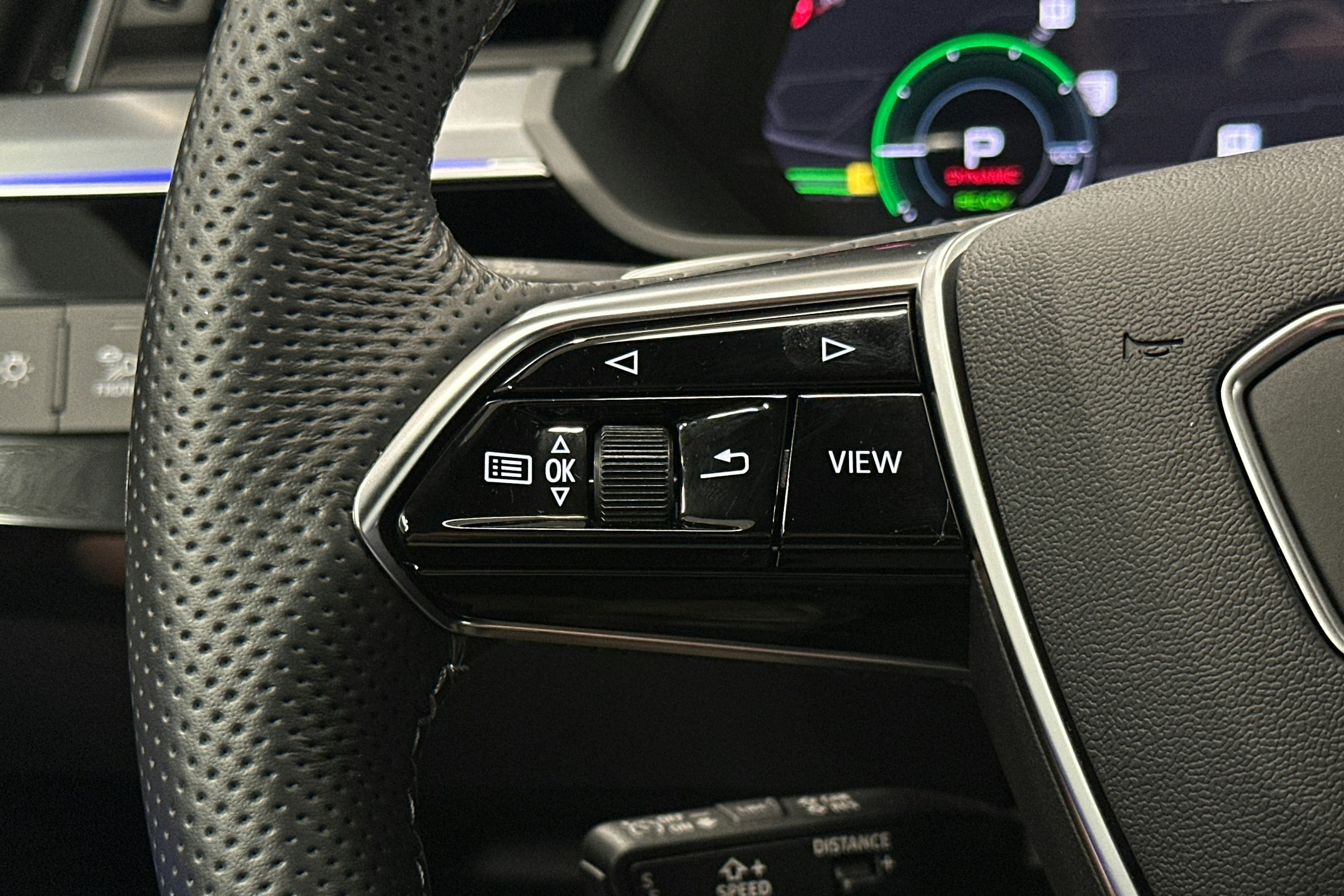 harmaa Audi e-tron 2023 kuva 17.