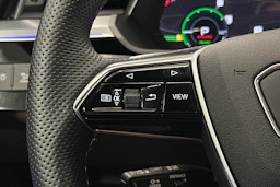 harmaa Audi e-tron 2023 kuva 17.