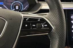 harmaa Audi e-tron 2023 kuva 18.