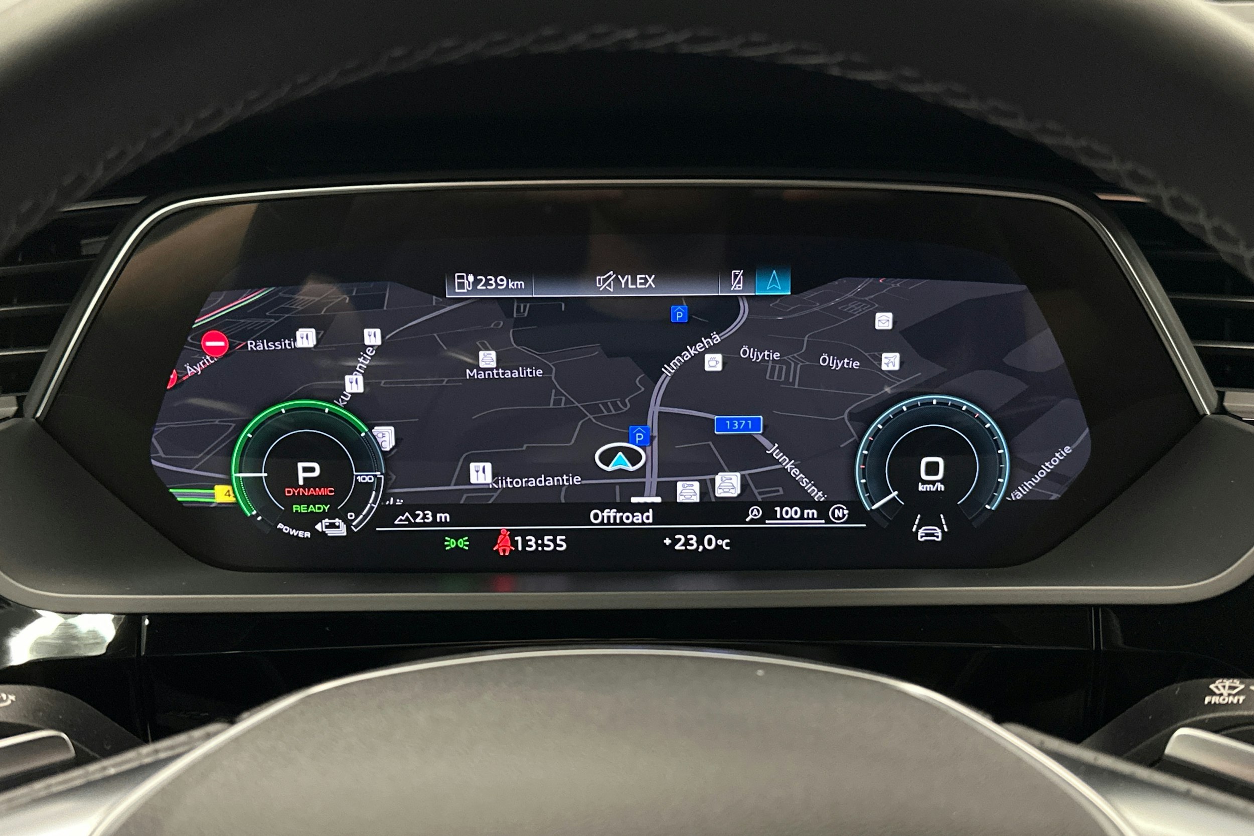 harmaa Audi e-tron 2023 kuva 20.