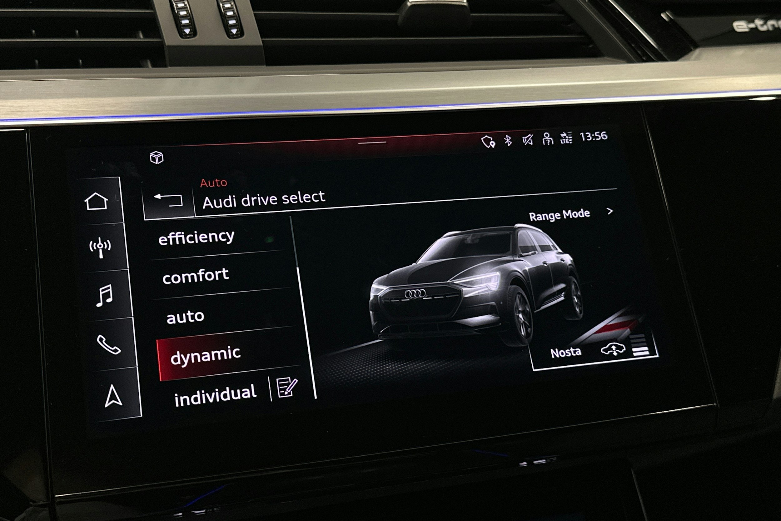harmaa Audi e-tron 2023 kuva 24.