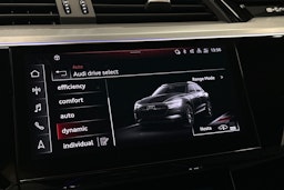 harmaa Audi e-tron 2023 kuva 24.