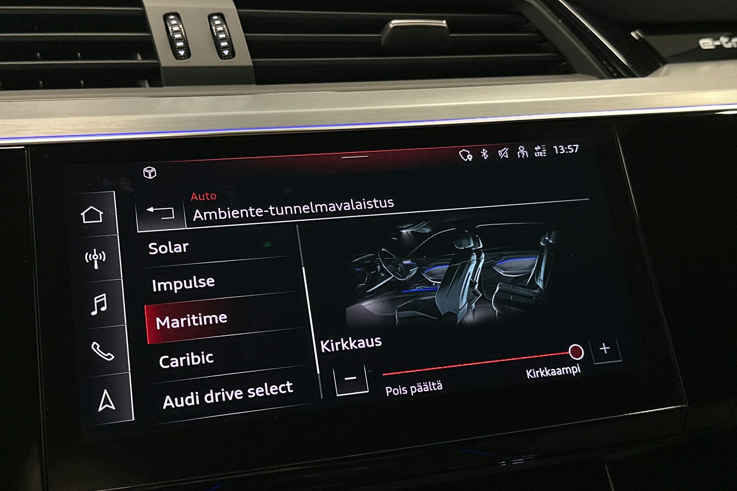 harmaa Audi e-tron 2023 kuva 26.