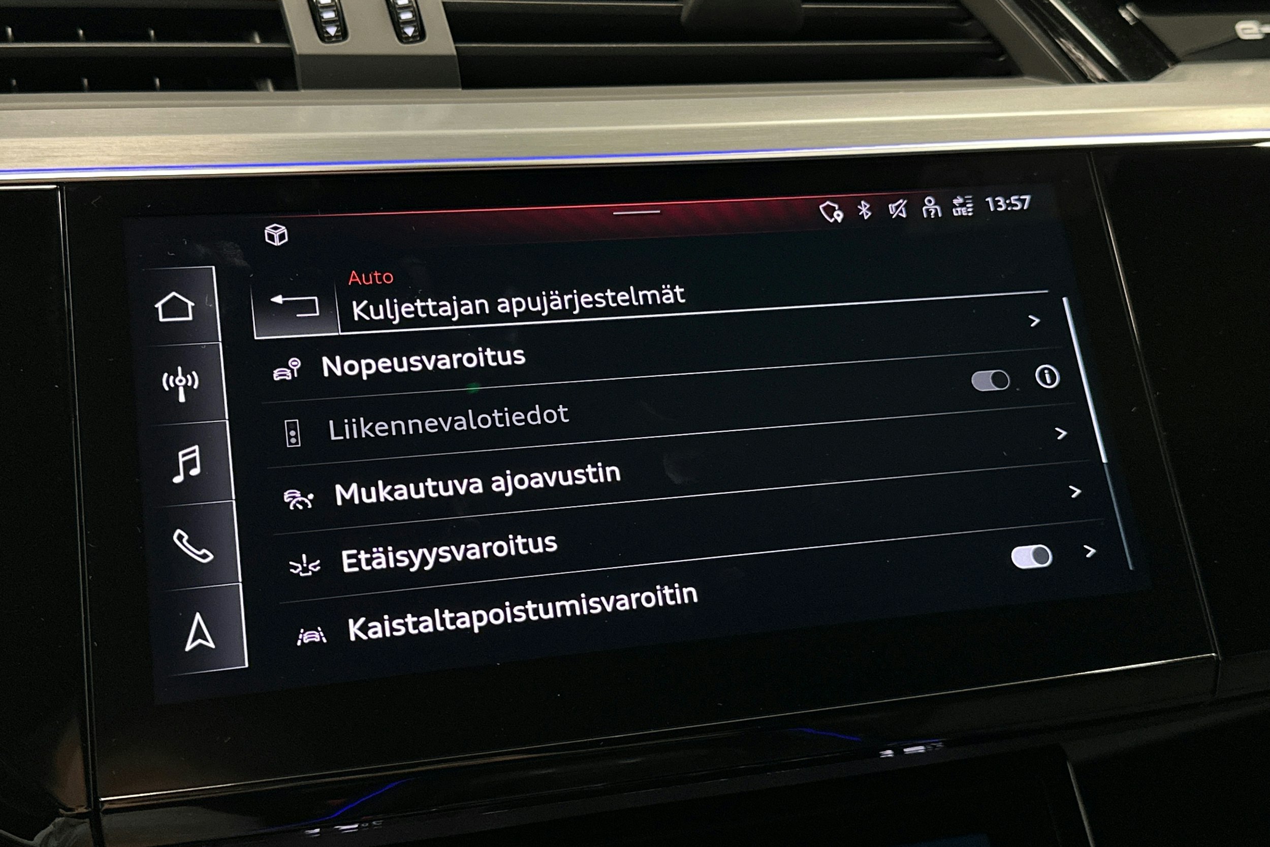 harmaa Audi e-tron 2023 kuva 27.