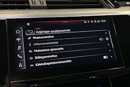harmaa Audi e-tron 2023 kuva 27.