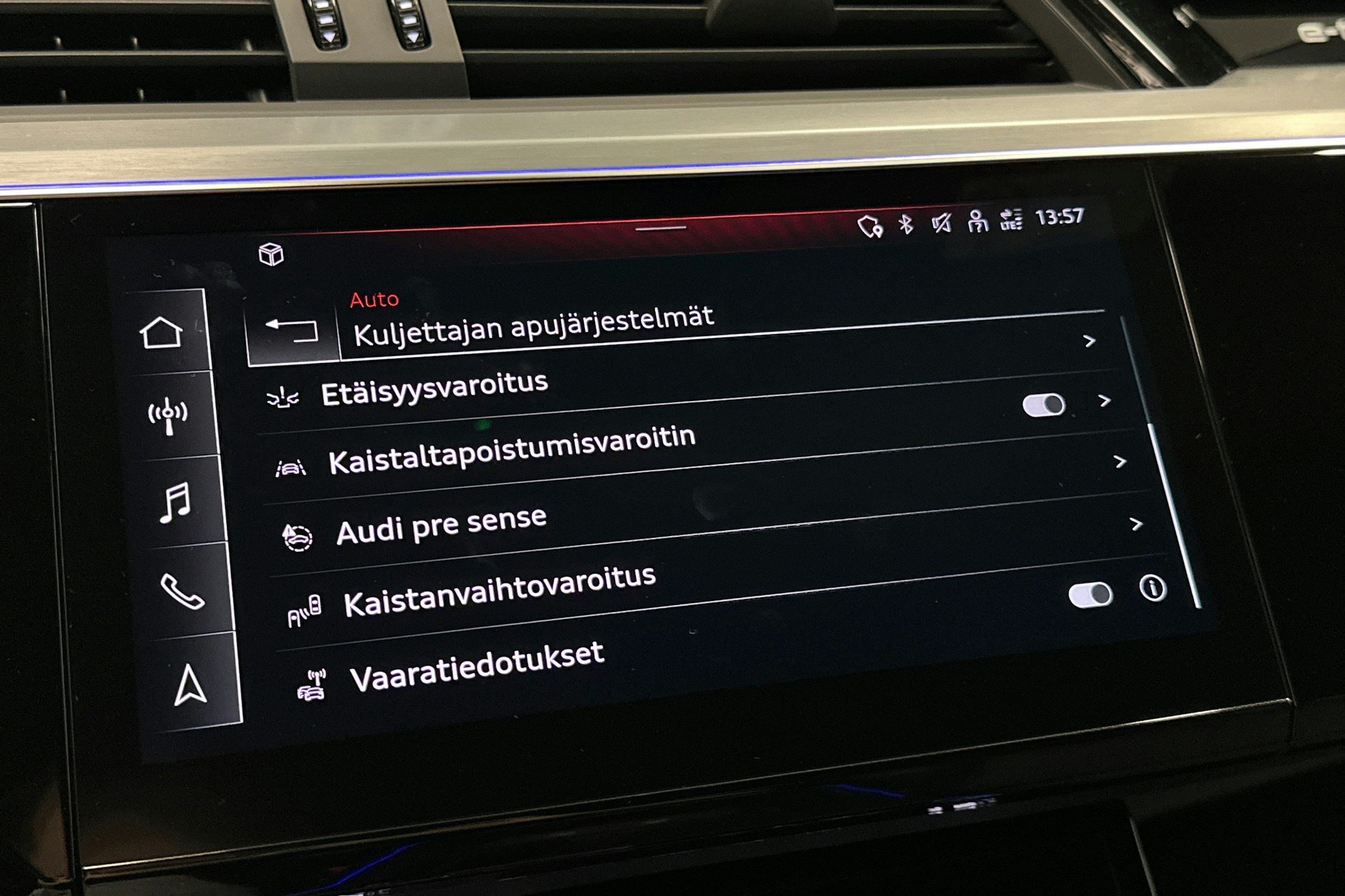 harmaa Audi e-tron 2023 kuva 28.
