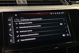 harmaa Audi e-tron 2023 kuva 28.