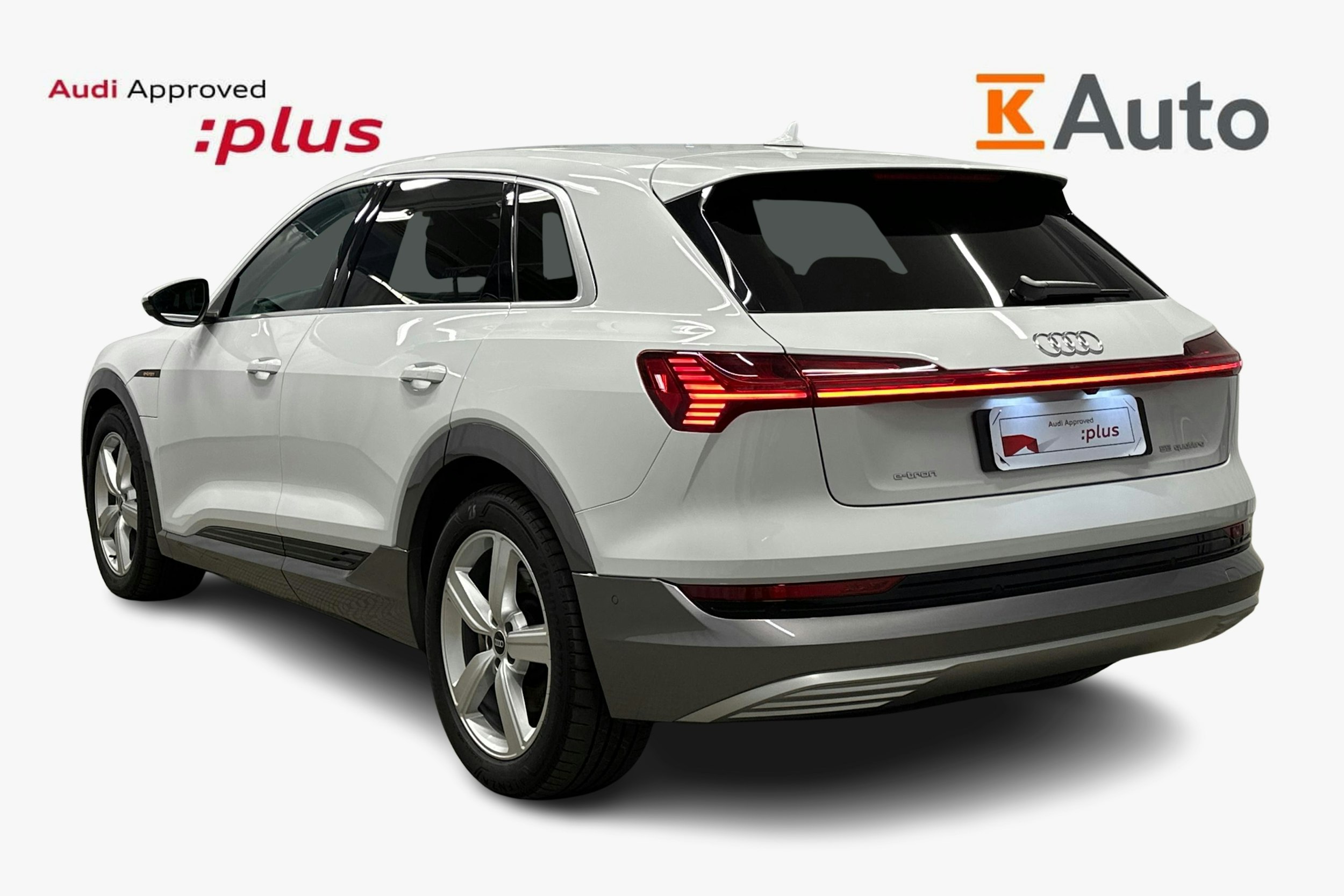 valkoinen Audi e-tron 2023 kuva 2.