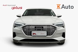 valkoinen Audi e-tron 2023 kuva 5.