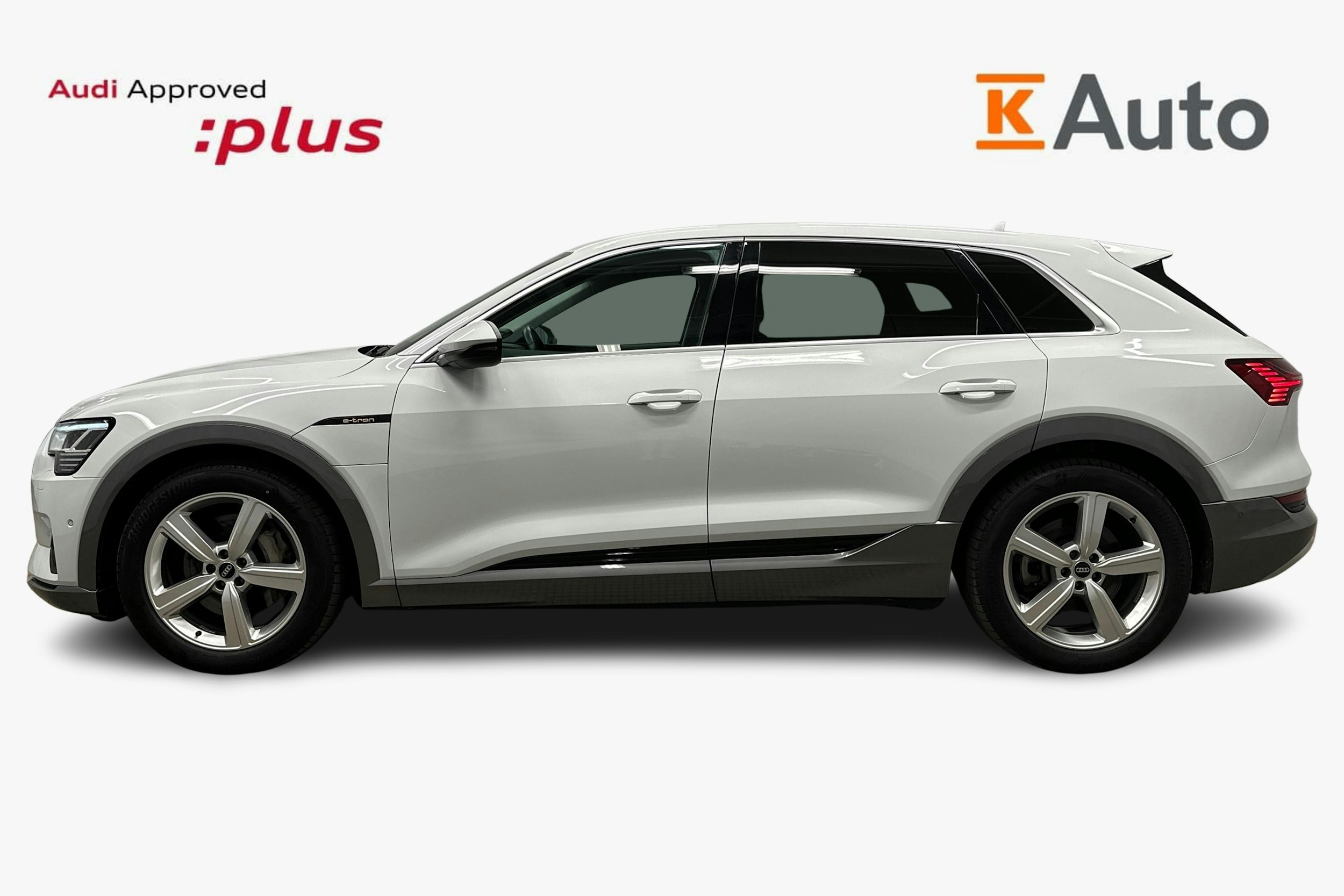 valkoinen Audi e-tron 2023 kuva 6.