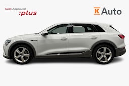 valkoinen Audi e-tron 2023 kuva 6.