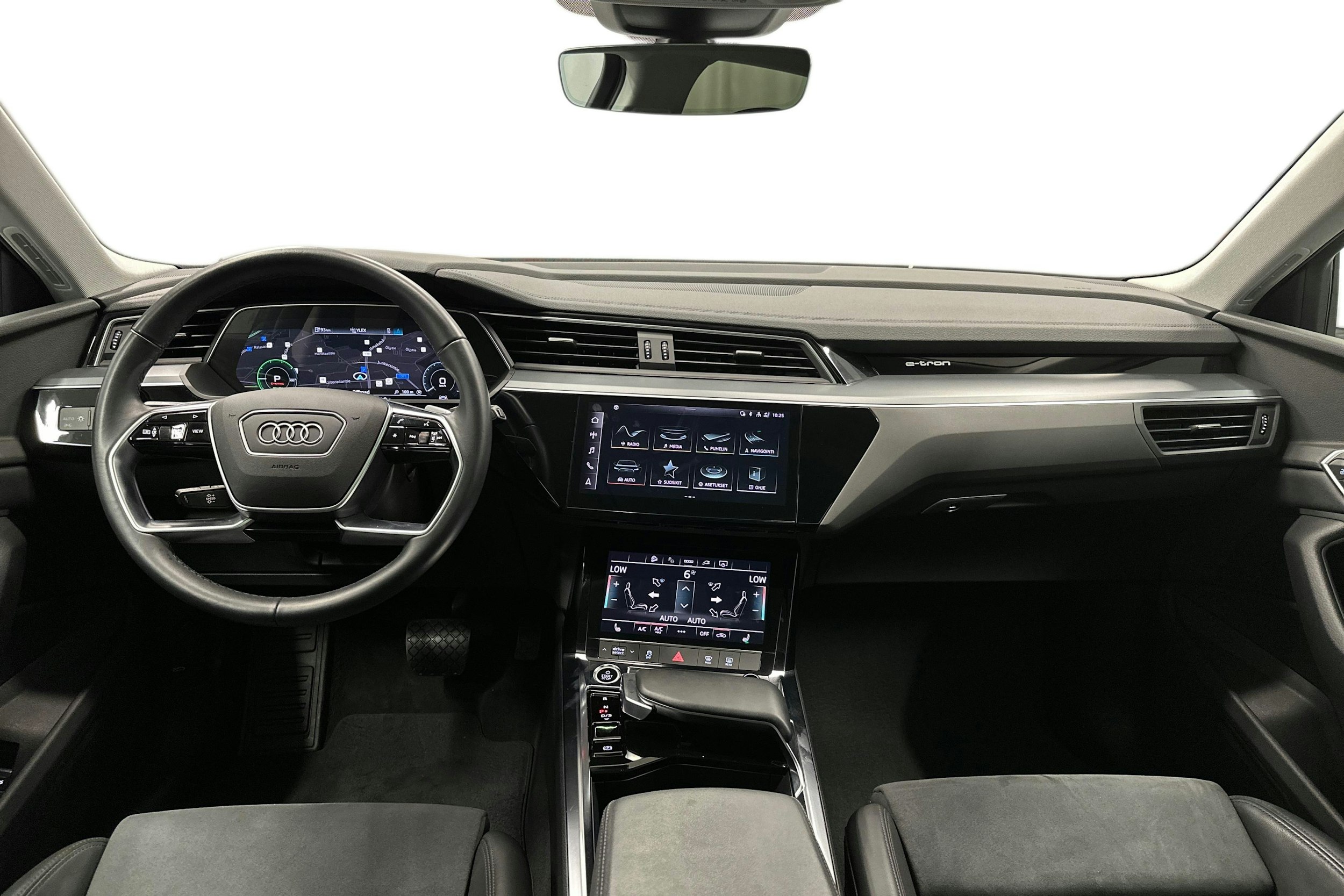 valkoinen Audi e-tron 2023 kuva 9.