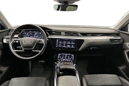 valkoinen Audi e-tron 2023 kuva 9.