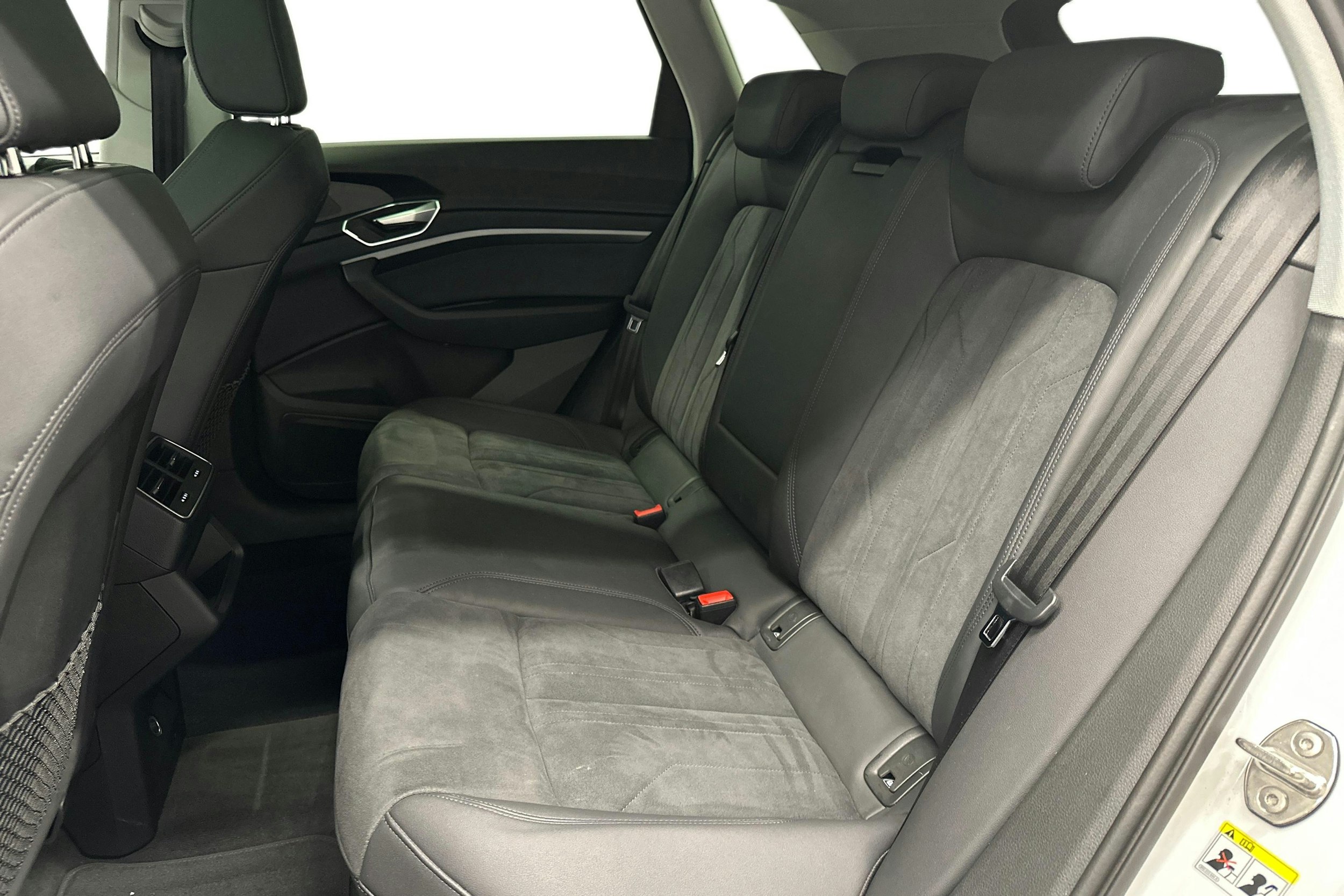 valkoinen Audi e-tron 2023 kuva 10.