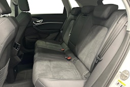 valkoinen Audi e-tron 2023 kuva 10.