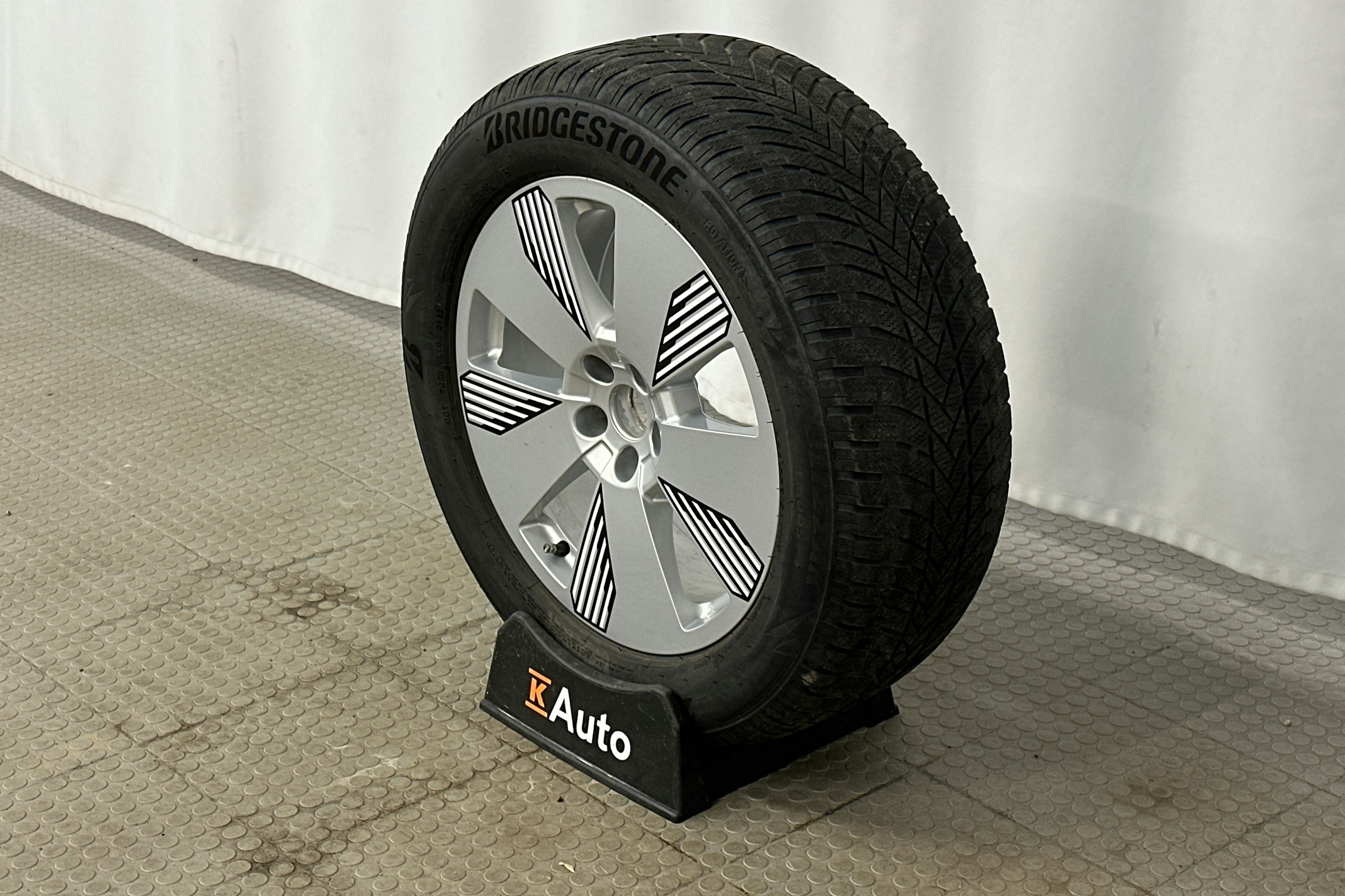 valkoinen Audi e-tron 2023 kuva 12.