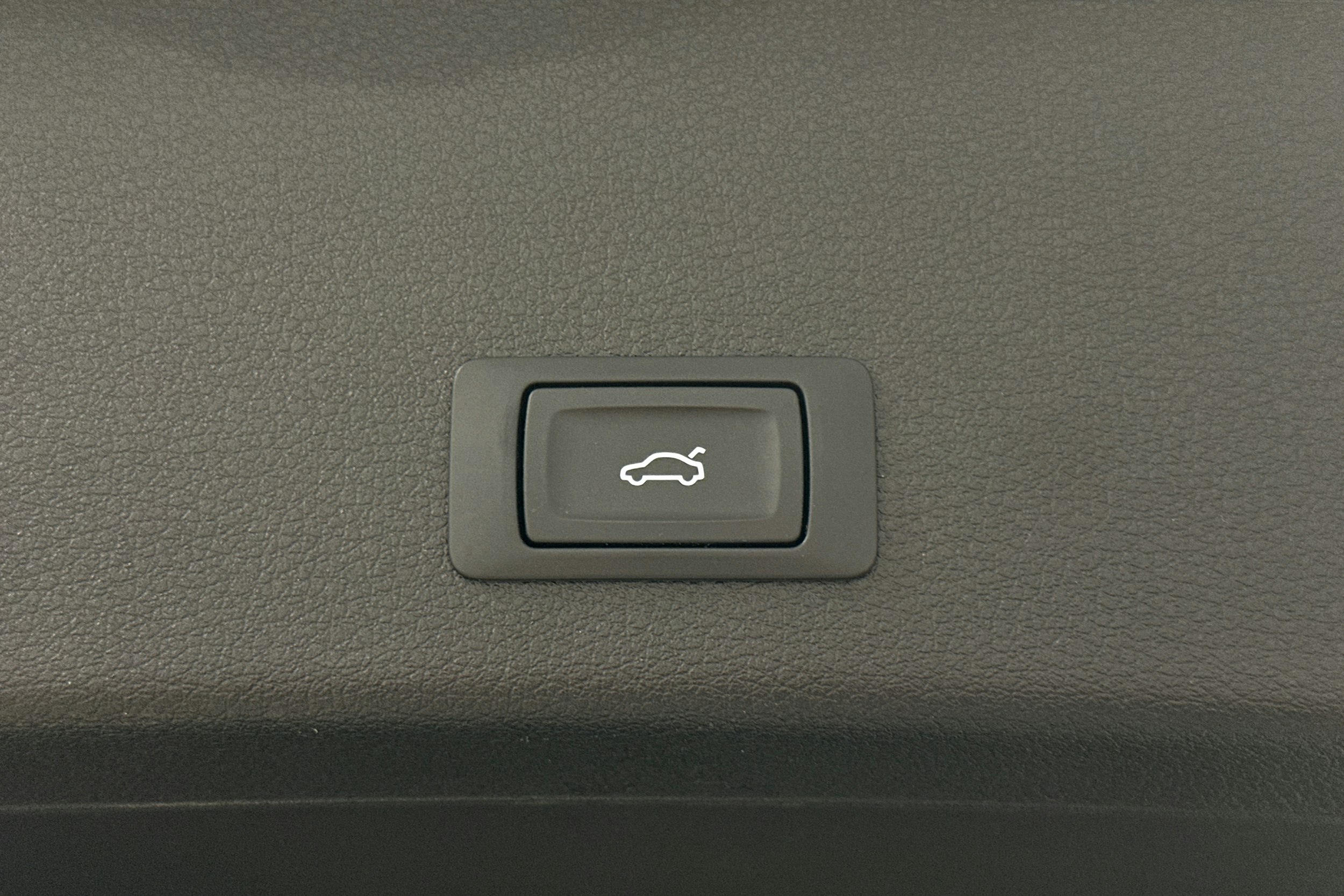 valkoinen Audi e-tron 2023 kuva 14.