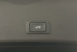 valkoinen Audi e-tron 2023 kuva 14.