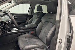 valkoinen Audi e-tron 2023 kuva 15.
