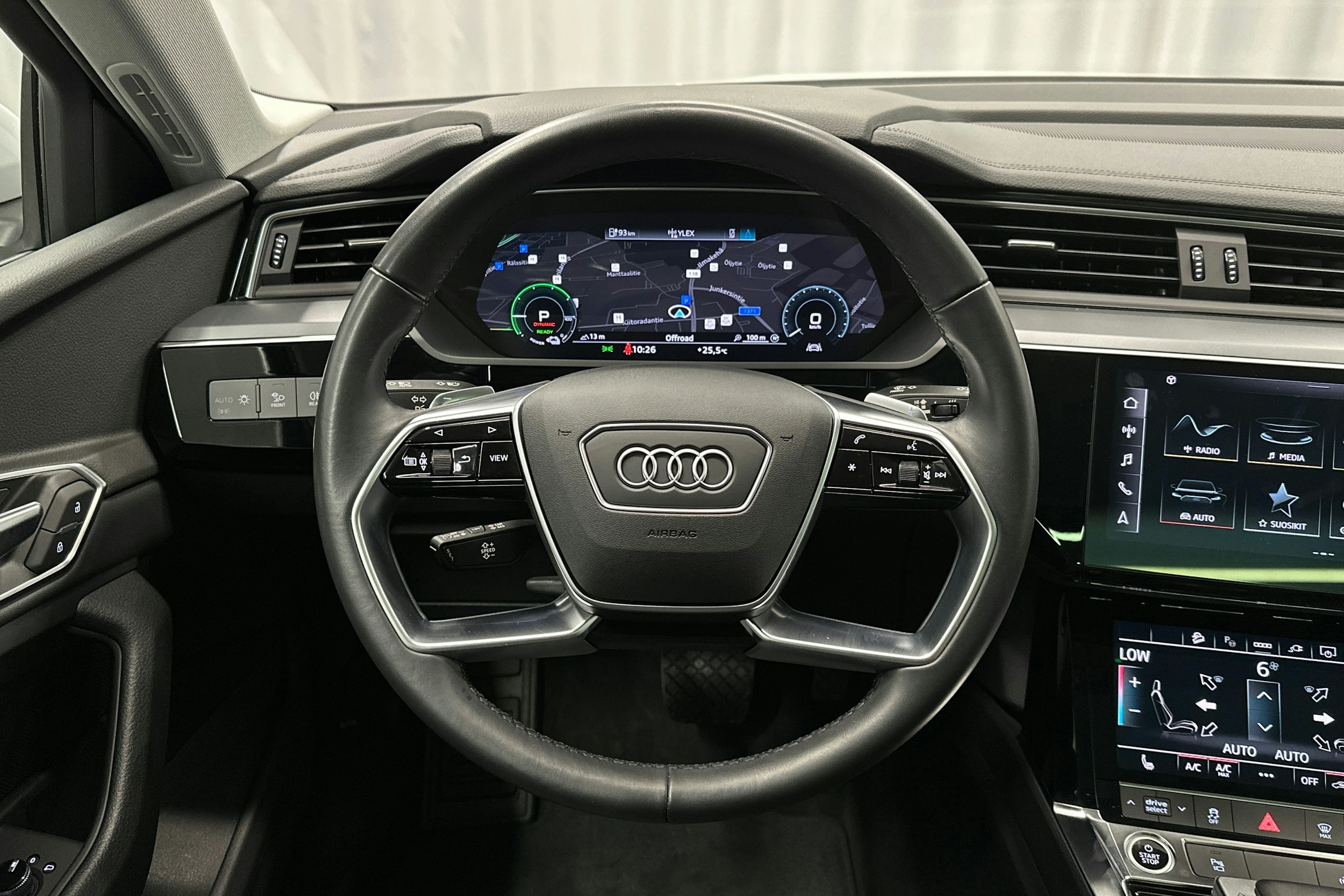 valkoinen Audi e-tron 2023 kuva 17.