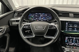 valkoinen Audi e-tron 2023 kuva 17.