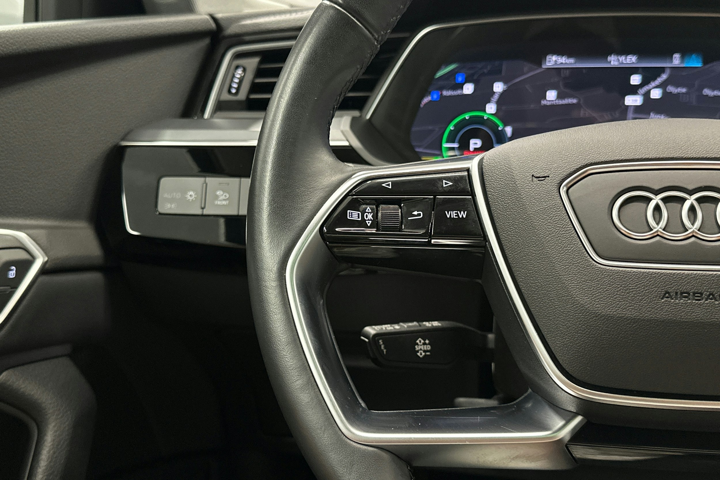valkoinen Audi e-tron 2023 kuva 18.