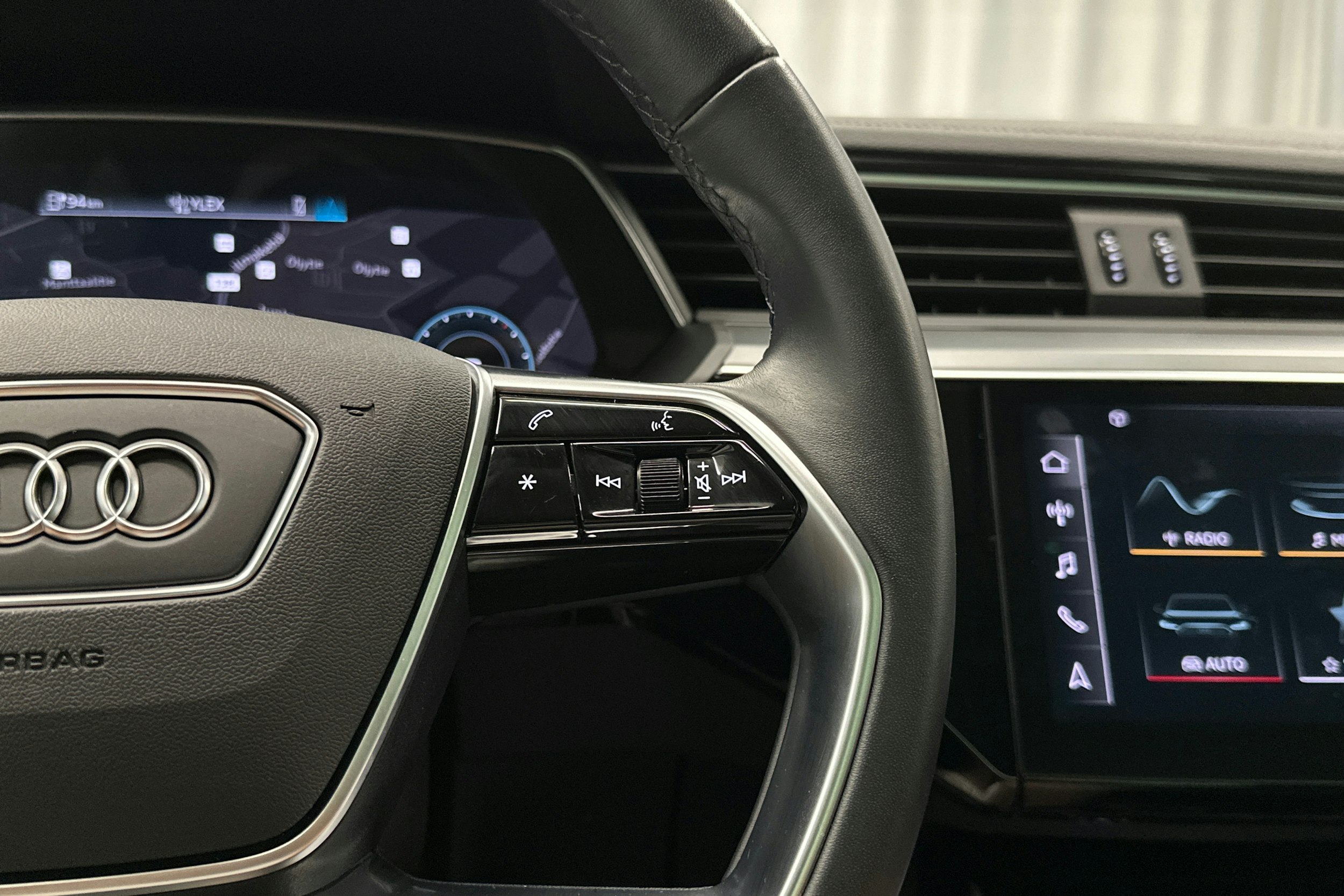 valkoinen Audi e-tron 2023 kuva 19.