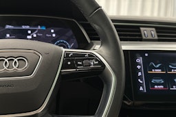 valkoinen Audi e-tron 2023 kuva 19.