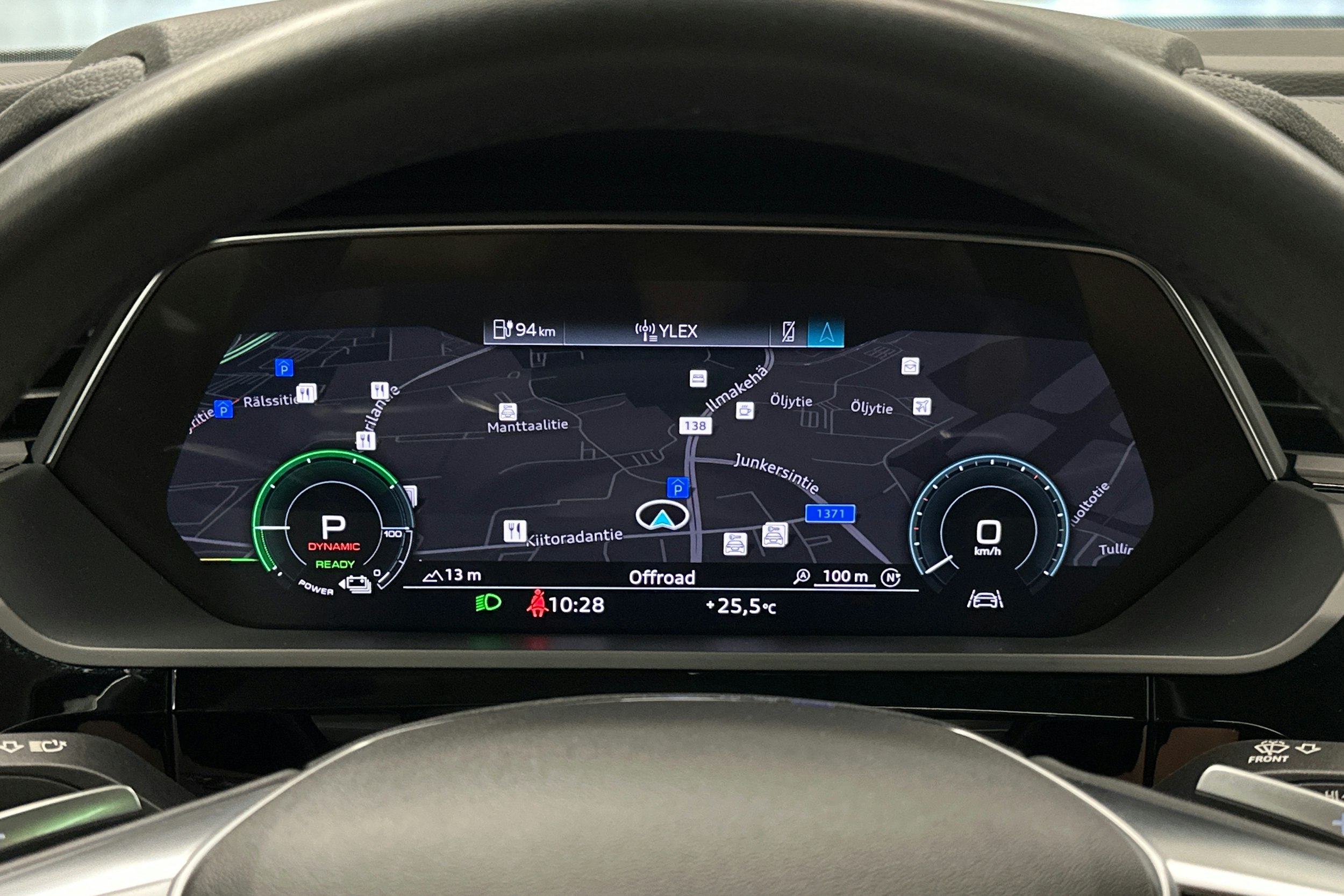 valkoinen Audi e-tron 2023 kuva 20.