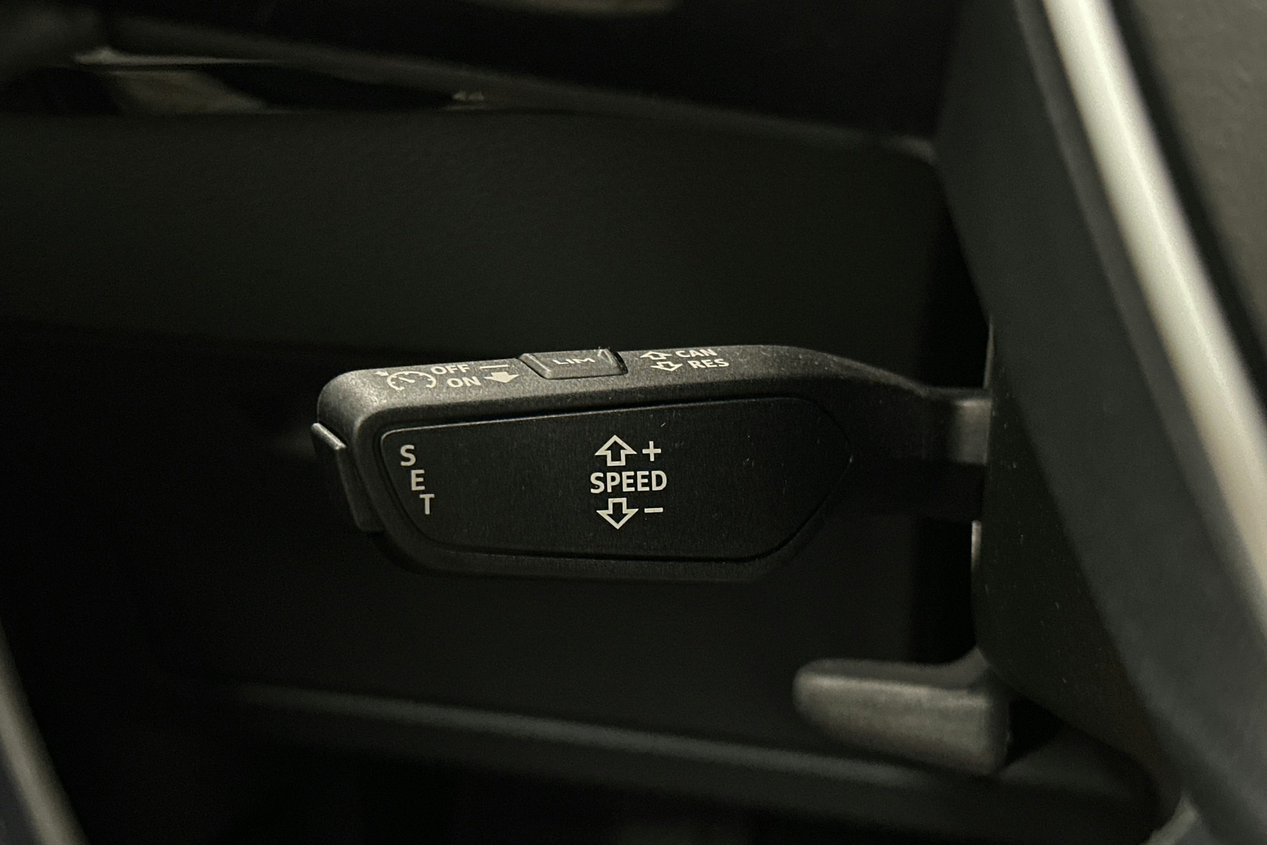 valkoinen Audi e-tron 2023 kuva 21.