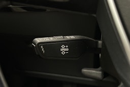 valkoinen Audi e-tron 2023 kuva 21.