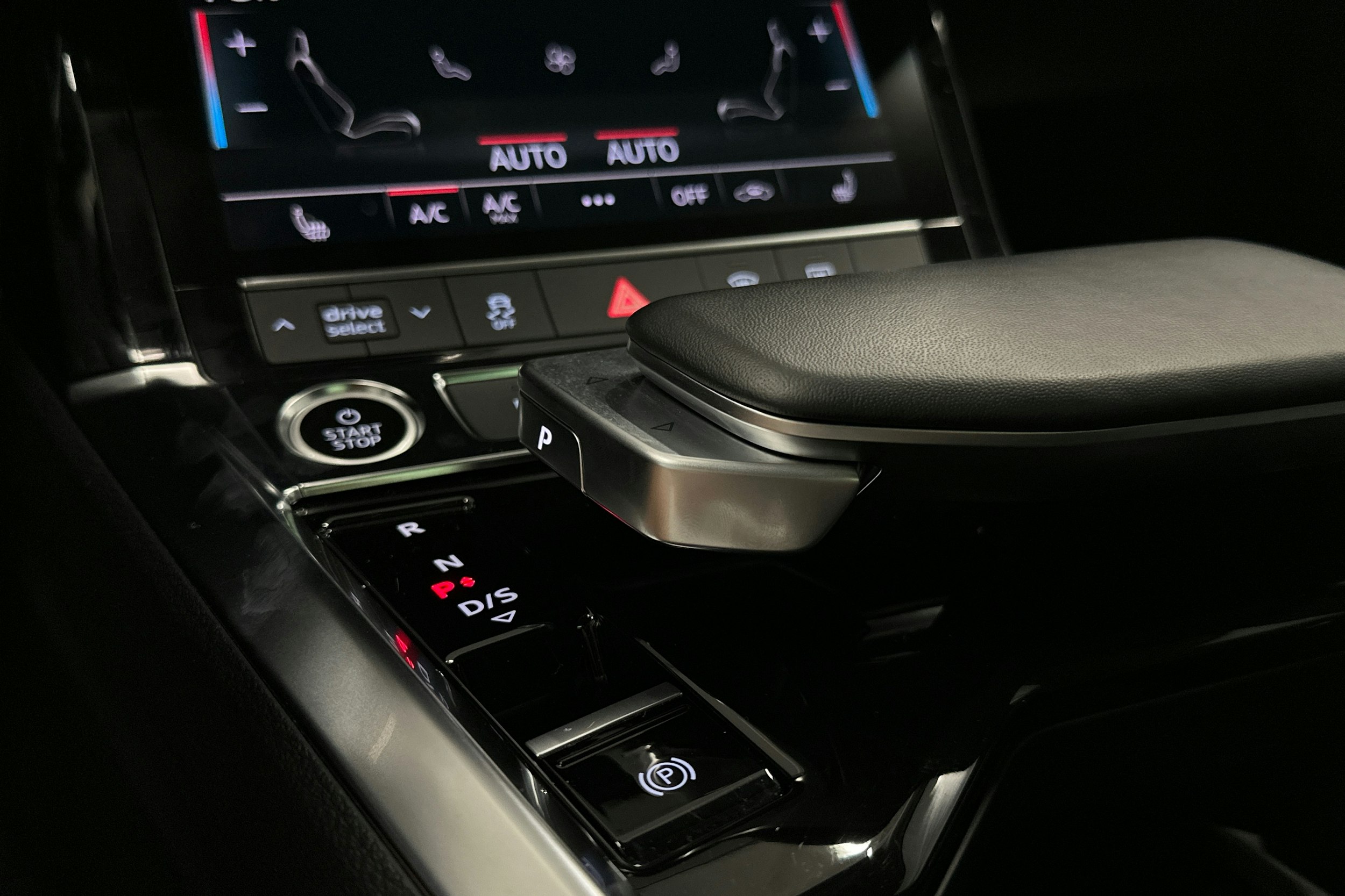 valkoinen Audi e-tron 2023 kuva 22.