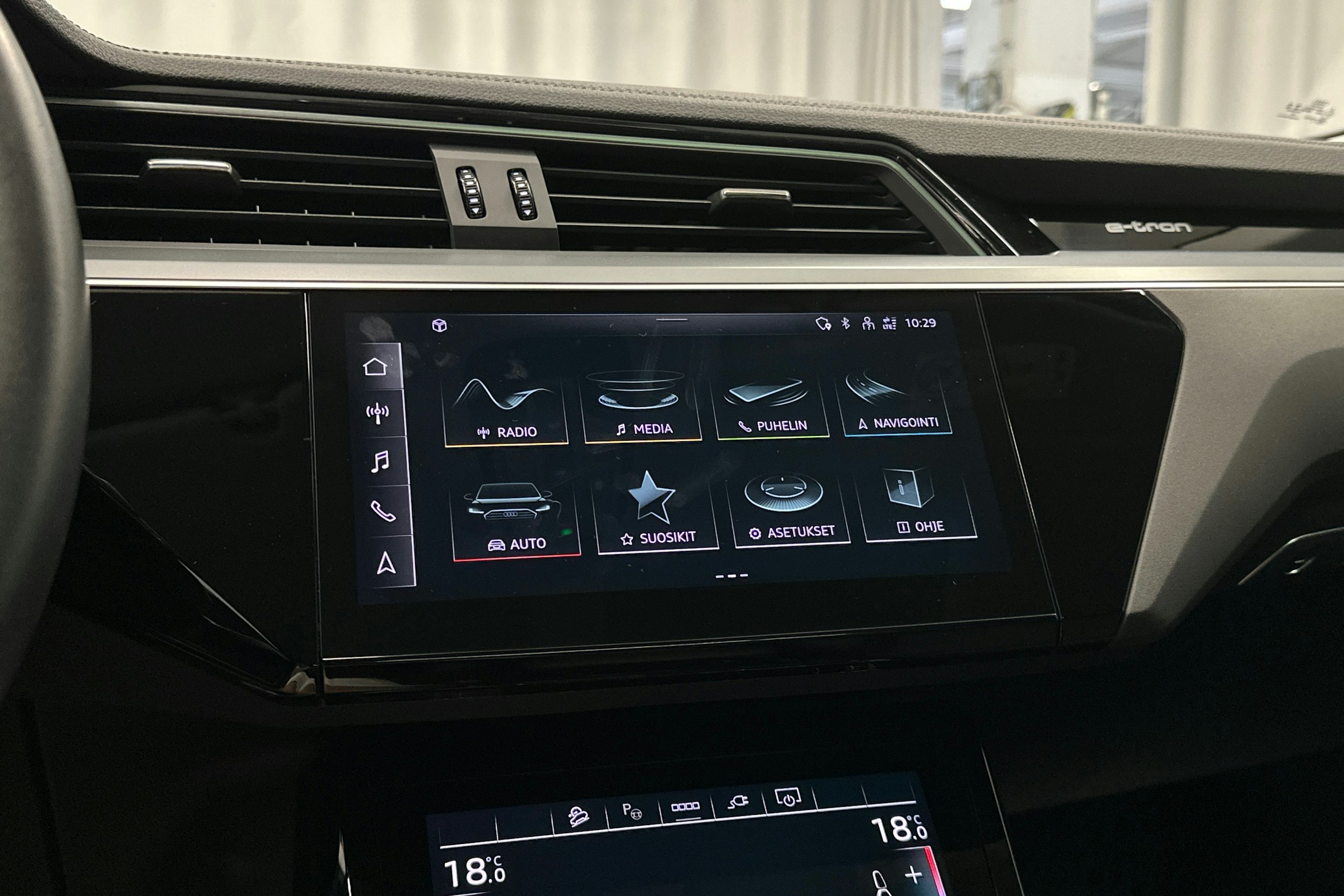 valkoinen Audi e-tron 2023 kuva 24.
