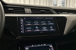 valkoinen Audi e-tron 2023 kuva 24.