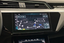 valkoinen Audi e-tron 2023 kuva 25.