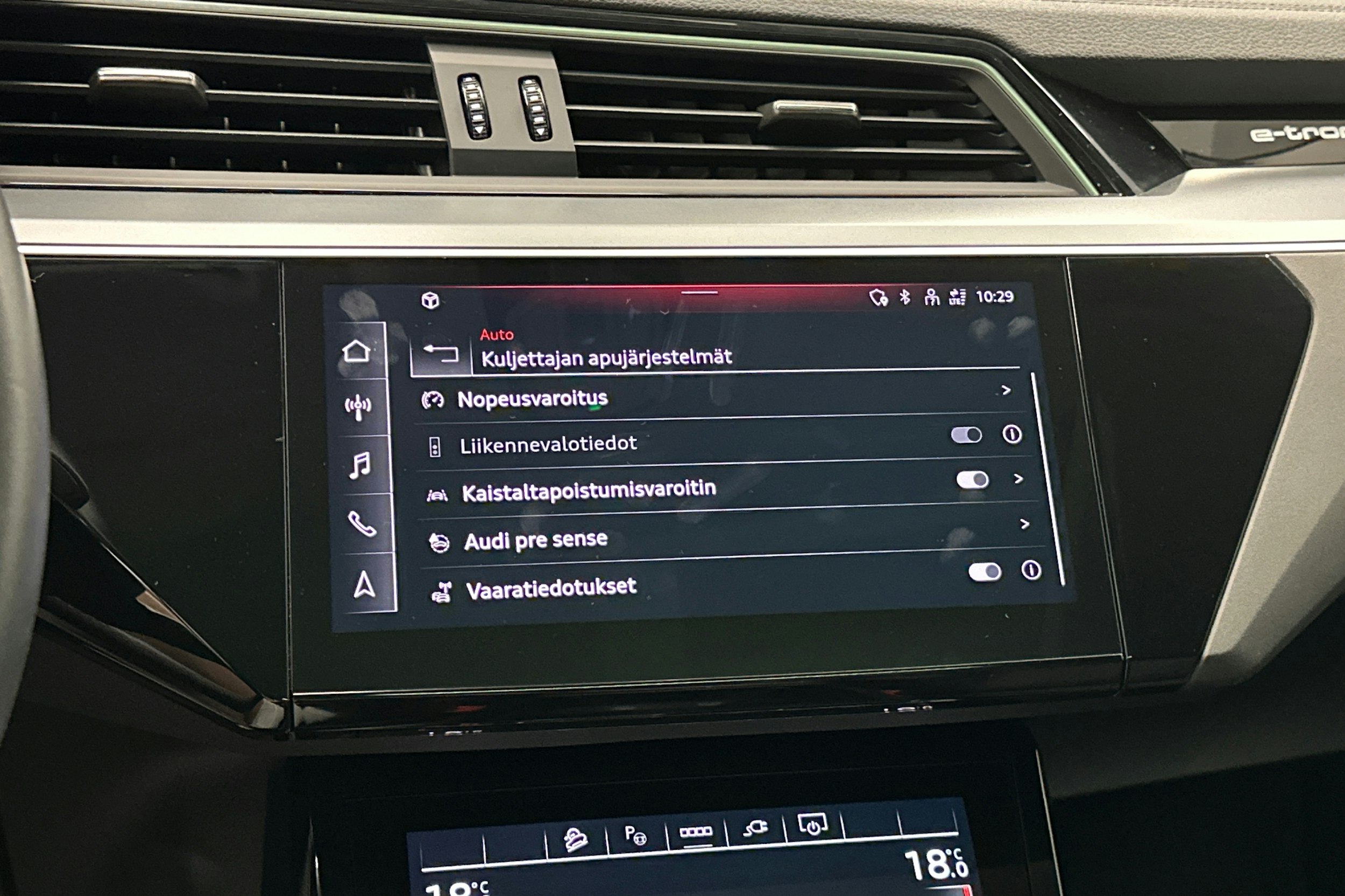 valkoinen Audi e-tron 2023 kuva 26.