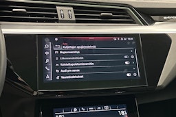 valkoinen Audi e-tron 2023 kuva 26.