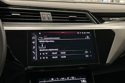 valkoinen Audi e-tron 2023 kuva 27.