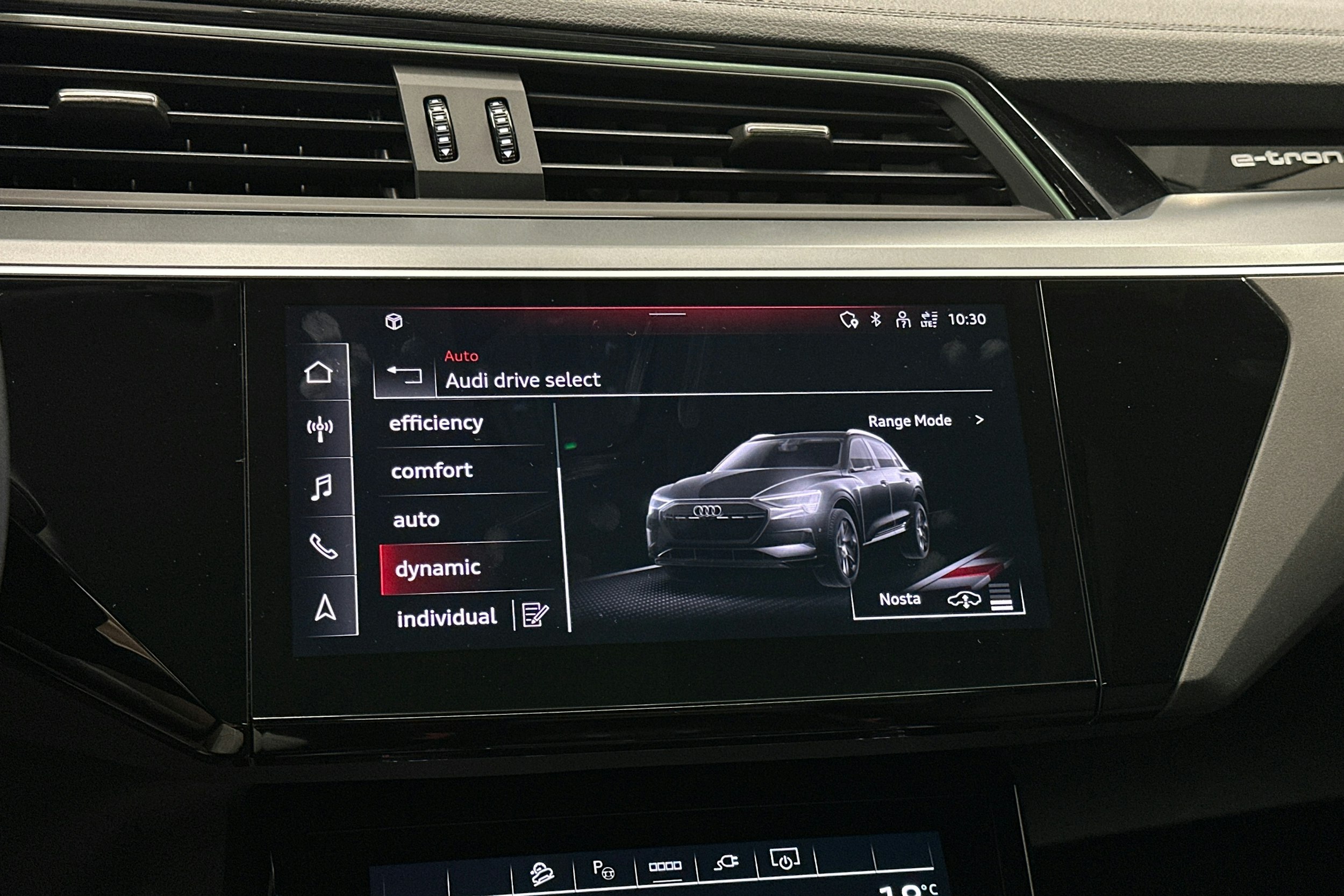 valkoinen Audi e-tron 2023 kuva 28.
