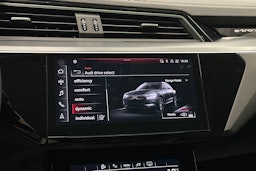 valkoinen Audi e-tron 2023 kuva 28.