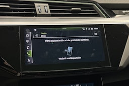 valkoinen Audi e-tron 2023 kuva 29.