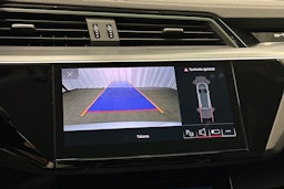 valkoinen Audi e-tron 2023 kuva 30.