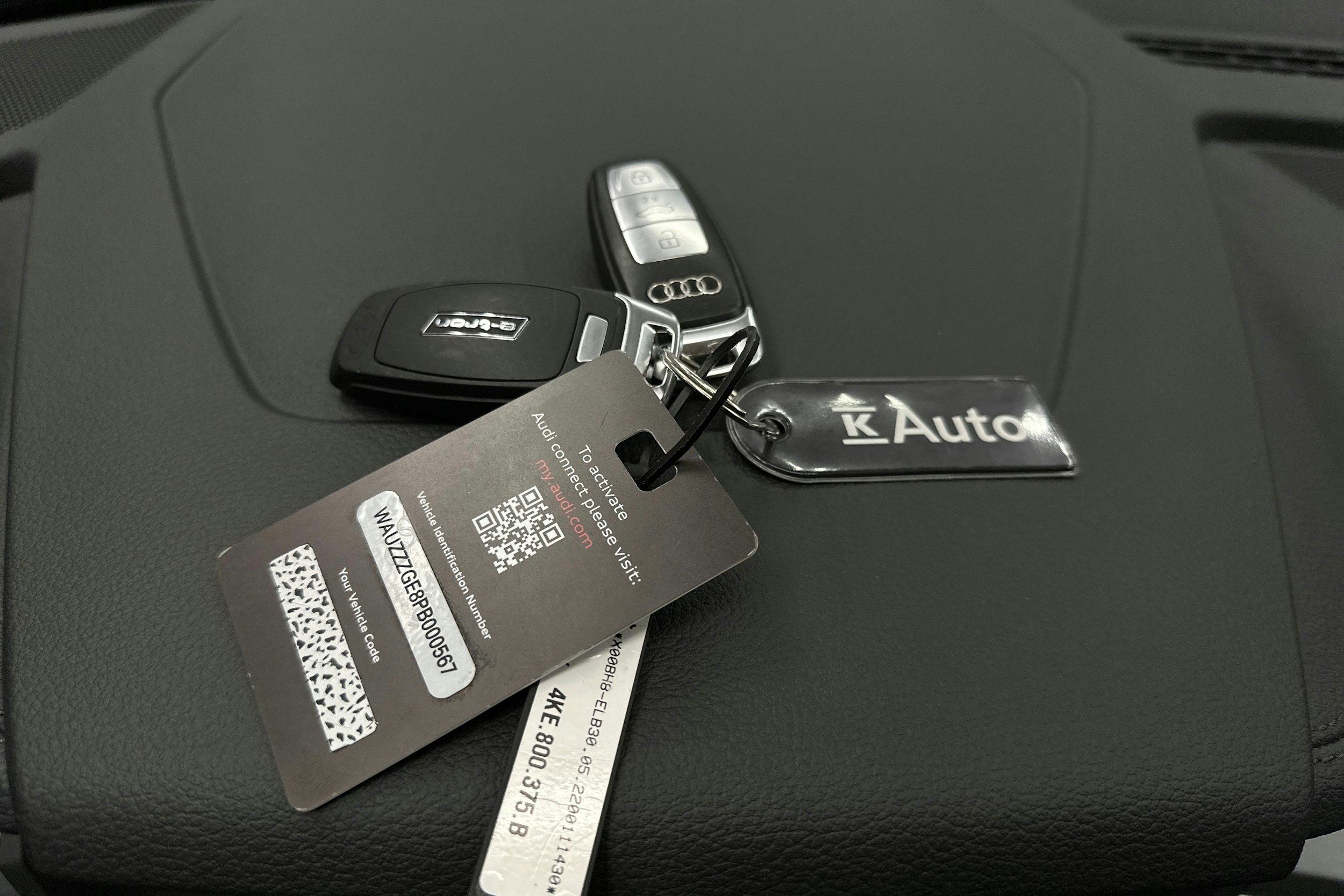 valkoinen Audi e-tron 2023 kuva 31.