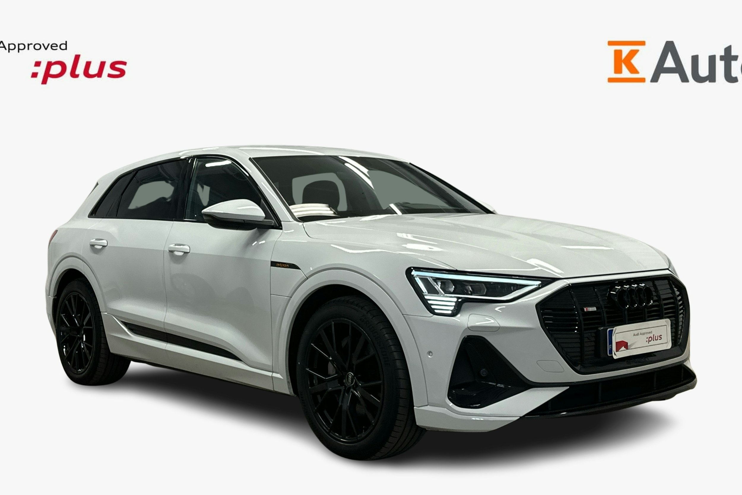 valkoinen Audi e-tron 2023 kuva 1.