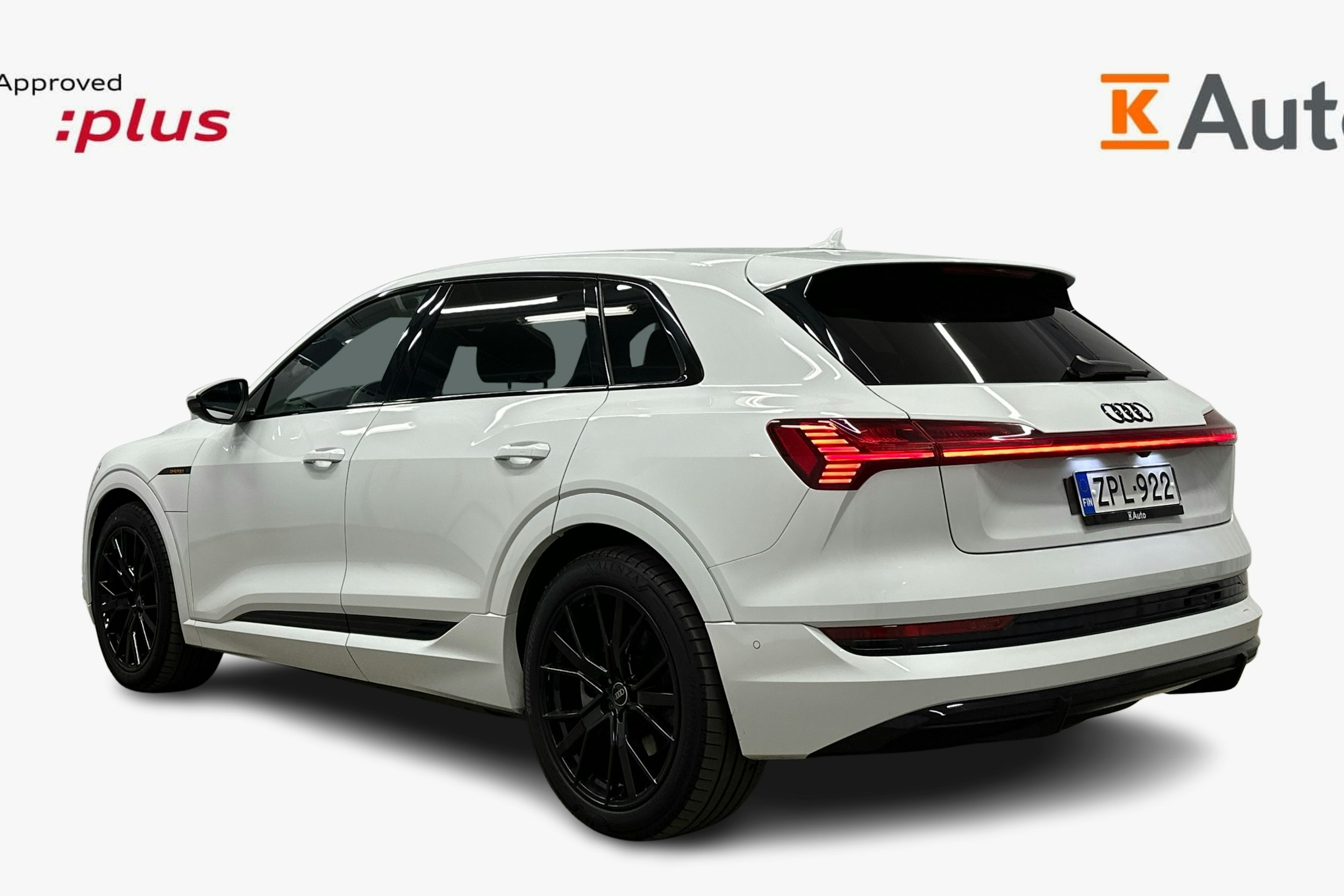 valkoinen Audi e-tron 2023 kuva 2.