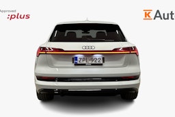 valkoinen Audi e-tron 2023 kuva 3.