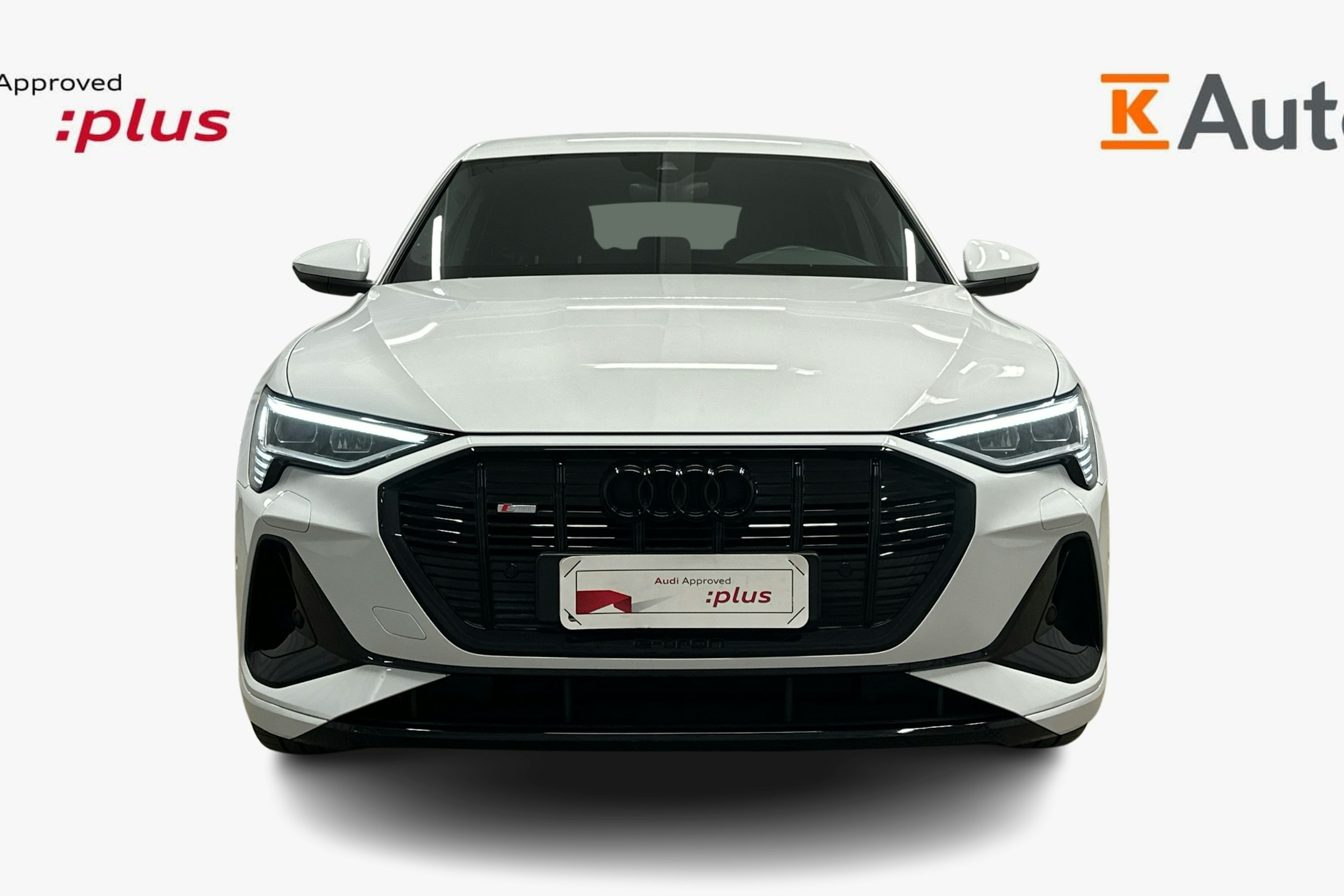 valkoinen Audi e-tron 2023 kuva 4.
